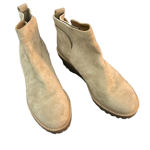 Dolce Vita Women's Suede Booties, size 9. - Picture 1 of 4